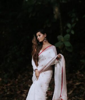 Kuhasini Gnanaseggaran Instagram - நீ கொண்டு வா காதல் வரம் ❤️🔥
.
.
Blouse @arudpa
.
Photography @pavetraarumugam 
.
Makeover @yogesmohan_mua 
.
.
 #malaysia #kl #kualalumpur #kuhasini #love #conceptart #trending #simple