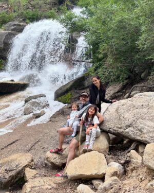 Kullanat Preeyawat Instagram - มาเที่ยว Lone Pine รอบนี้คุณสาตั้งใจพาเด็กๆมา hangout คุณลุงบิลแล้วก็พามา hiking 🥾  เพราะคุณลุงจะมาที่บ้านนี้แค่ตอนหน้าร้อน กับ หน้าหนาวเท่านั้น.. ☺️ #roadtrip #lonepine #losangeles #california