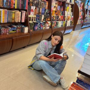 Kunal Khemu Instagram - Whether you are reading alone, reading together, reading to or being read to ... books make you a better person. So do the world a favour today, on national reading day, read a book!! ❤️ 📚#nationalreadingday