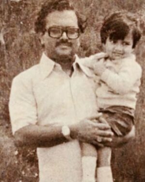 Kunchacko Boban Instagram - ………..BOBAN KUNCHACKO…….
🕊️20 years of Heavenly Abode🕊️
Appa ….you are the invisible omnipresence in our lives,living through the people you have influenced.Memories still remain livid of your words and deeds.Giving us the strength to move forward…stronger and together!!
And on this day as your loved ones joined in remembering your love,I can still feel the warmth they have for you as it was when you were with them.
Thank you Appa for giving me this Family,Friends and Films!!
#bobankunchacko @minumols_ak @priyaakunchacko