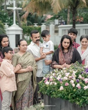 Kunchacko Boban Instagram - ………..BOBAN KUNCHACKO…….
🕊️20 years of Heavenly Abode🕊️
Appa ….you are the invisible omnipresence in our lives,living through the people you have influenced.Memories still remain livid of your words and deeds.Giving us the strength to move forward…stronger and together!!
And on this day as your loved ones joined in remembering your love,I can still feel the warmth they have for you as it was when you were with them.
Thank you Appa for giving me this Family,Friends and Films!!
#bobankunchacko @minumols_ak @priyaakunchacko