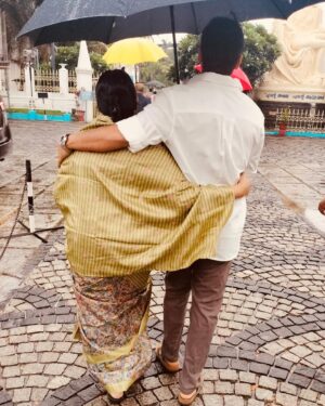 Kunchacko Boban Instagram - ………..BOBAN KUNCHACKO…….
🕊️20 years of Heavenly Abode🕊️
Appa ….you are the invisible omnipresence in our lives,living through the people you have influenced.Memories still remain livid of your words and deeds.Giving us the strength to move forward…stronger and together!!
And on this day as your loved ones joined in remembering your love,I can still feel the warmth they have for you as it was when you were with them.
Thank you Appa for giving me this Family,Friends and Films!!
#bobankunchacko @minumols_ak @priyaakunchacko