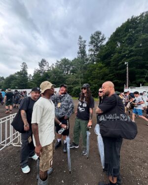Kunichi Nomura Instagram - 初回から入ってるフジロック。赤ん坊の客が２０歳を越え一緒に酒を飲んだり、気づけば人生の半分以上か。随分と変わってきた気もする。自国で似たラインアップのフェスが始まったからか大酒飲みのオーストリア人客がいなくなったし、アジア客が増えて大騒ぎせずセルフィー撮ってる。円安でブッキングも大変そうだし、バイト代が据え置きなせいか日本人の若い客には厳しいチケット代。けれどやっぱりサーカスがあったり、小さなステージがあったり、フジはいいなぁいろんな音楽で溢れていて。渋谷が毎日フジロックみたいだったらいいのにな。