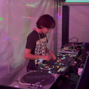 Kunichi Nomura Instagram - 初回から入ってるフジロック。赤ん坊の客が２０歳を越え一緒に酒を飲んだり、気づけば人生の半分以上か。随分と変わってきた気もする。自国で似たラインアップのフェスが始まったからか大酒飲みのオーストリア人客がいなくなったし、アジア客が増えて大騒ぎせずセルフィー撮ってる。円安でブッキングも大変そうだし、バイト代が据え置きなせいか日本人の若い客には厳しいチケット代。けれどやっぱりサーカスがあったり、小さなステージがあったり、フジはいいなぁいろんな音楽で溢れていて。渋谷が毎日フジロックみたいだったらいいのにな。