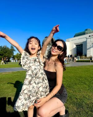 Kuran Instagram - 娘と初のグリフィス天文台🌞
昼間もとっても気持ちよかった！
グリフィスと言えばみんなはなに？😂
トランスフォーマー？ララランド？

遂に明日7月23日(火)
9:00〜、21:00〜
BROSKY美容液✖️ビタミン C ✖ 次世代型
バイオレチノール新美容液が発売！！🍋

私の夏の最強ケア！！BROSKY＋αVC ! !
この子のお陰で紫外線、日焼けが
前ほど怖くなくなった！
日焼けに神経質にならなくなった！
お家に帰ればVCがある安心感。
それって私の中で結構すごいことで
これほど、私に安心感を与えてくれる商品が
できたこと私の心も安定してる
ありがとうVC🍋

これまで販売してきた夏季限定美容液を
がらっと進化させた理由は前の投稿でもお伝えしたけれど、もう一度言わせて！

とにかく夏の紫外線ダメージに特化してつくったので、
期間限定での販売です！

そして、成分上、保存が長くきかないのだけは
許してほしい！

開封後は３か月を目安に使いきり冷蔵保存をお願いします！
未開封の場合は使用期限を守ってご使用ください！
（パッケージ裏面に記載）

私がBROSKY＋αＶＣで特に気に入ってる
成分を紹介するね！

【３－グリセリルアスコルビン酸】
紫外線などから肌を守るために産生されるメラニンは通常はターンオーバーとともに肌の表面に移動して垢となって剥がれ落ちるのだけど
過剰につくられたメラニンがターンオーバーとともに排出されず、シミとなって肌に残ってしまうことがあります。
それに対して活動してくれるビタミンＣ誘導体！
メラニン産⽣抑制、メラニン輸送阻害、メラニンのオートファジーの活性化という3つの作⽤点でブライトニング効果を発揮してくれます！

【ナイアシンアミド】
ビタミン B3と呼ばれるビタミンB群の⼀種。
メラニンの⽣成を抑え、シミを防ぐ効果があります。
トーンアップ効果も⾼く、くすみのない透明感のある肌に導きます。
⾓質層のバリア機能をサポートする働きから、敏感肌との相性がとても良いため、肌質を問わず使用しやすい特徴があります。
また抗酸化作⽤を持つほか、ニキビ予防や肌のうるおいを⾼める効果なども期待できます。
コラーゲンの⽣成を促進する働きを持つため、シワの改善にも効果を発揮します。

【グリチルリチン酸２Ｋ】
痛みや熱、腫れなどの炎症反応を抑制し、過剰な炎症や紅斑を抑える働きがあります。またヒスタミンの放出を抑え、アレルギー反応によるかゆみや痛みを緩和し、敏感肌のバリア機能を改善する効果が期待できます。過剰に分泌された⽪脂による炎症を鎮める作⽤があるので、開き⽑⽳に効果的です。また、紫外線でダメージを受けた肌の炎症を鎮めてくれるため、⽇焼け後のアフターケアにも期待できます。

【グルコノバクター／ハチミツ醗酵液】
ブルガリア産のダマスクローズハチミツを発酵させて得られる成分です。
発酵によってハチミツに本来含まれる保湿作⽤のみならず、グルコン酸が古い⾓質を温和に除去し、代謝を促進。
肌のターンオーバー（新しい⽪膚細胞の⽣まれ変わりのリズム）をサポートすることで、肌を滑らかで透明感のある状態にします 。
古い⾓質をソフトに取り除き、新しい肌細胞の⽣成を助けます。ハチミツが肌に⾃然な保湿効果を提供し、乾燥を防ぐため肌が健康に保たれます。また、肌の⾊素沈着を改善し、肌を明るくし、透明感を増すことが期待できます

⚫︎成分説明に関してはオンラインより引用させていただきました。

⚠️新商品、期間限定商品の為、即完が予想されています。
⚠️ サーバーダウンしてしまう恐れがあります。
そのままお待ち頂くか、
お時間を空けてからアクセスください。
⚠️購入制限を致します。最大1人3個まで。
　
#紅蘭
#brosky美容液
#夏用美容液