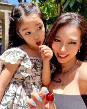 Kuran Instagram - カリフォルニアの日差しが強すぎて
しっかり日焼けしました🌞
紫外線が強いこの季節やっと発表できます！
BROSKY＋α VC🍋来週発売！！

BROSKY美容液✖️ビタミン C ✖ 
次世代型バイオレチノール美容液が誕生🍊

こちらが完成してから
私自身、日焼けすることを恐れなくなりました
日焼けをしても＋α VCがある安心感がすごい！！

初めて夏用限定美容液が発売されてから
3年が経ち、3年前より一層強い日差しが気になるようになりました！

今年はさらに紫外線によるダメージ肌、夏の乾燥に特化した
美容液を皆様にお届けしたいと思い開発しました🍋

なるべくダメージを受けないように
シミ・シワになりにくいようにと
夏に欠かせない最強美容液を開発すると決めてから、
今に至ります🍊

そんな紫外線や夏の乾燥による
肌ダメージへ向けた
BROSKY＋α VCを是非皆様にもお試し頂きたいです！

５０％高配合のBROSKY 独⾃原料 『ヒト(サイタイ⾎/間葉系)幹細胞順化培養液』はもちろん！

贅沢にたっぷりとビタミンC を配合！
そして今回なんと
次世代型バイオレチノール配合！

肌に浸透しやすいビタミンC誘導体、 
バリア機能をサポートする３種のセラミドや
数多くの保湿成分、植物由来の美容成分、
次世代型バイオレチノールを組み合わせた贅沢な美容液になります！

【次世代型バイオレチノール とは】
次世代型バイオレチノールは
肌のキメを整え明るい印象へと導き
気になる目もと口もとの年齢サインにアプローチします。
クロレラから特定成分を大量に抽出し、レチノール・バクチオールを上回る効果を実現した
最先端のバイオレチノール原料です。

レチノールは高い有効性がある一方で
かゆみや赤みなどの刺激を感じやすいとも言われておりますがBROSKY ＋α VC に使⽤した原料の次世代型バイオレチノールはレチノールのメカニズムに着⽬し
肌刺激のリスクを極限にまで下げることが可能となりました。
美と芸術の都市バルセロナで培養されたクロレラから作られたレチノール代替であり、安定した品質・供給を実現しています。

今回の夏用美容液は保湿成分もたっぷりと配合した為、
テクスチャはサラッとしているけど
もっちりしっとりと、しっかり夏の乾燥を防いでくれます！

🍋BROSKY＋α VC（期間限定）発売決定🍋

▪️7月23日(火) 9:00〜、21:00〜

※期間限定商品の為、数に限りがあります！
※即完売が予想されます！ご購入はお早めに！
※サーバーがダウンしてしまう恐れがあります。

⚠️購入制限をいたします。1人最大3個まで⚠️

お見逃しなく🍋

詳しい成分などはまた投稿やストーリーでお話しいたします！

#紅蘭
#brosky美容液