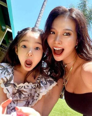 Kuran Instagram - カリフォルニアの日差しが強すぎて
しっかり日焼けしました🌞
紫外線が強いこの季節やっと発表できます！
BROSKY＋α VC🍋来週発売！！

BROSKY美容液✖️ビタミン C ✖ 
次世代型バイオレチノール美容液が誕生🍊

こちらが完成してから
私自身、日焼けすることを恐れなくなりました
日焼けをしても＋α VCがある安心感がすごい！！

初めて夏用限定美容液が発売されてから
3年が経ち、3年前より一層強い日差しが気になるようになりました！

今年はさらに紫外線によるダメージ肌、夏の乾燥に特化した
美容液を皆様にお届けしたいと思い開発しました🍋

なるべくダメージを受けないように
シミ・シワになりにくいようにと
夏に欠かせない最強美容液を開発すると決めてから、
今に至ります🍊

そんな紫外線や夏の乾燥による
肌ダメージへ向けた
BROSKY＋α VCを是非皆様にもお試し頂きたいです！

５０％高配合のBROSKY 独⾃原料 『ヒト(サイタイ⾎/間葉系)幹細胞順化培養液』はもちろん！

贅沢にたっぷりとビタミンC を配合！
そして今回なんと
次世代型バイオレチノール配合！

肌に浸透しやすいビタミンC誘導体、 
バリア機能をサポートする３種のセラミドや
数多くの保湿成分、植物由来の美容成分、
次世代型バイオレチノールを組み合わせた贅沢な美容液になります！

【次世代型バイオレチノール とは】
次世代型バイオレチノールは
肌のキメを整え明るい印象へと導き
気になる目もと口もとの年齢サインにアプローチします。
クロレラから特定成分を大量に抽出し、レチノール・バクチオールを上回る効果を実現した
最先端のバイオレチノール原料です。

レチノールは高い有効性がある一方で
かゆみや赤みなどの刺激を感じやすいとも言われておりますがBROSKY ＋α VC に使⽤した原料の次世代型バイオレチノールはレチノールのメカニズムに着⽬し
肌刺激のリスクを極限にまで下げることが可能となりました。
美と芸術の都市バルセロナで培養されたクロレラから作られたレチノール代替であり、安定した品質・供給を実現しています。

今回の夏用美容液は保湿成分もたっぷりと配合した為、
テクスチャはサラッとしているけど
もっちりしっとりと、しっかり夏の乾燥を防いでくれます！

🍋BROSKY＋α VC（期間限定）発売決定🍋

▪️7月23日(火) 9:00〜、21:00〜

※期間限定商品の為、数に限りがあります！
※即完売が予想されます！ご購入はお早めに！
※サーバーがダウンしてしまう恐れがあります。

⚠️購入制限をいたします。1人最大3個まで⚠️

お見逃しなく🍋

詳しい成分などはまた投稿やストーリーでお話しいたします！

#紅蘭
#brosky美容液