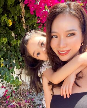 Kuran Instagram - カリフォルニアの日差しが強すぎて
しっかり日焼けしました🌞
紫外線が強いこの季節やっと発表できます！
BROSKY＋α VC🍋来週発売！！

BROSKY美容液✖️ビタミン C ✖ 
次世代型バイオレチノール美容液が誕生🍊

こちらが完成してから
私自身、日焼けすることを恐れなくなりました
日焼けをしても＋α VCがある安心感がすごい！！

初めて夏用限定美容液が発売されてから
3年が経ち、3年前より一層強い日差しが気になるようになりました！

今年はさらに紫外線によるダメージ肌、夏の乾燥に特化した
美容液を皆様にお届けしたいと思い開発しました🍋

なるべくダメージを受けないように
シミ・シワになりにくいようにと
夏に欠かせない最強美容液を開発すると決めてから、
今に至ります🍊

そんな紫外線や夏の乾燥による
肌ダメージへ向けた
BROSKY＋α VCを是非皆様にもお試し頂きたいです！

５０％高配合のBROSKY 独⾃原料 『ヒト(サイタイ⾎/間葉系)幹細胞順化培養液』はもちろん！

贅沢にたっぷりとビタミンC を配合！
そして今回なんと
次世代型バイオレチノール配合！

肌に浸透しやすいビタミンC誘導体、 
バリア機能をサポートする３種のセラミドや
数多くの保湿成分、植物由来の美容成分、
次世代型バイオレチノールを組み合わせた贅沢な美容液になります！

【次世代型バイオレチノール とは】
次世代型バイオレチノールは
肌のキメを整え明るい印象へと導き
気になる目もと口もとの年齢サインにアプローチします。
クロレラから特定成分を大量に抽出し、レチノール・バクチオールを上回る効果を実現した
最先端のバイオレチノール原料です。

レチノールは高い有効性がある一方で
かゆみや赤みなどの刺激を感じやすいとも言われておりますがBROSKY ＋α VC に使⽤した原料の次世代型バイオレチノールはレチノールのメカニズムに着⽬し
肌刺激のリスクを極限にまで下げることが可能となりました。
美と芸術の都市バルセロナで培養されたクロレラから作られたレチノール代替であり、安定した品質・供給を実現しています。

今回の夏用美容液は保湿成分もたっぷりと配合した為、
テクスチャはサラッとしているけど
もっちりしっとりと、しっかり夏の乾燥を防いでくれます！

🍋BROSKY＋α VC（期間限定）発売決定🍋

▪️7月23日(火) 9:00〜、21:00〜

※期間限定商品の為、数に限りがあります！
※即完売が予想されます！ご購入はお早めに！
※サーバーがダウンしてしまう恐れがあります。

⚠️購入制限をいたします。1人最大3個まで⚠️

お見逃しなく🍋

詳しい成分などはまた投稿やストーリーでお話しいたします！

#紅蘭
#brosky美容液