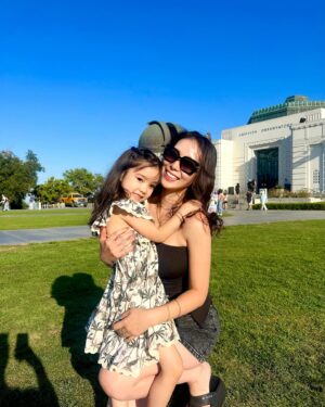 Kuran Instagram - 娘と初のグリフィス天文台🌞
昼間もとっても気持ちよかった！
グリフィスと言えばみんなはなに？😂
トランスフォーマー？ララランド？

遂に明日7月23日(火)
9:00〜、21:00〜
BROSKY美容液✖️ビタミン C ✖ 次世代型
バイオレチノール新美容液が発売！！🍋

私の夏の最強ケア！！BROSKY＋αVC ! !
この子のお陰で紫外線、日焼けが
前ほど怖くなくなった！
日焼けに神経質にならなくなった！
お家に帰ればVCがある安心感。
それって私の中で結構すごいことで
これほど、私に安心感を与えてくれる商品が
できたこと私の心も安定してる
ありがとうVC🍋

これまで販売してきた夏季限定美容液を
がらっと進化させた理由は前の投稿でもお伝えしたけれど、もう一度言わせて！

とにかく夏の紫外線ダメージに特化してつくったので、
期間限定での販売です！

そして、成分上、保存が長くきかないのだけは
許してほしい！

開封後は３か月を目安に使いきり冷蔵保存をお願いします！
未開封の場合は使用期限を守ってご使用ください！
（パッケージ裏面に記載）

私がBROSKY＋αＶＣで特に気に入ってる
成分を紹介するね！

【３－グリセリルアスコルビン酸】
紫外線などから肌を守るために産生されるメラニンは通常はターンオーバーとともに肌の表面に移動して垢となって剥がれ落ちるのだけど
過剰につくられたメラニンがターンオーバーとともに排出されず、シミとなって肌に残ってしまうことがあります。
それに対して活動してくれるビタミンＣ誘導体！
メラニン産⽣抑制、メラニン輸送阻害、メラニンのオートファジーの活性化という3つの作⽤点でブライトニング効果を発揮してくれます！

【ナイアシンアミド】
ビタミン B3と呼ばれるビタミンB群の⼀種。
メラニンの⽣成を抑え、シミを防ぐ効果があります。
トーンアップ効果も⾼く、くすみのない透明感のある肌に導きます。
⾓質層のバリア機能をサポートする働きから、敏感肌との相性がとても良いため、肌質を問わず使用しやすい特徴があります。
また抗酸化作⽤を持つほか、ニキビ予防や肌のうるおいを⾼める効果なども期待できます。
コラーゲンの⽣成を促進する働きを持つため、シワの改善にも効果を発揮します。

【グリチルリチン酸２Ｋ】
痛みや熱、腫れなどの炎症反応を抑制し、過剰な炎症や紅斑を抑える働きがあります。またヒスタミンの放出を抑え、アレルギー反応によるかゆみや痛みを緩和し、敏感肌のバリア機能を改善する効果が期待できます。過剰に分泌された⽪脂による炎症を鎮める作⽤があるので、開き⽑⽳に効果的です。また、紫外線でダメージを受けた肌の炎症を鎮めてくれるため、⽇焼け後のアフターケアにも期待できます。

【グルコノバクター／ハチミツ醗酵液】
ブルガリア産のダマスクローズハチミツを発酵させて得られる成分です。
発酵によってハチミツに本来含まれる保湿作⽤のみならず、グルコン酸が古い⾓質を温和に除去し、代謝を促進。
肌のターンオーバー（新しい⽪膚細胞の⽣まれ変わりのリズム）をサポートすることで、肌を滑らかで透明感のある状態にします 。
古い⾓質をソフトに取り除き、新しい肌細胞の⽣成を助けます。ハチミツが肌に⾃然な保湿効果を提供し、乾燥を防ぐため肌が健康に保たれます。また、肌の⾊素沈着を改善し、肌を明るくし、透明感を増すことが期待できます

⚫︎成分説明に関してはオンラインより引用させていただきました。

⚠️新商品、期間限定商品の為、即完が予想されています。
⚠️ サーバーダウンしてしまう恐れがあります。
そのままお待ち頂くか、
お時間を空けてからアクセスください。
⚠️購入制限を致します。最大1人3個まで。
　
#紅蘭
#brosky美容液
#夏用美容液