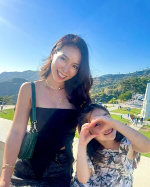 Kuran Instagram - 娘と初のグリフィス天文台🌞
昼間もとっても気持ちよかった！
グリフィスと言えばみんなはなに？😂
トランスフォーマー？ララランド？

遂に明日7月23日(火)
9:00〜、21:00〜
BROSKY美容液✖️ビタミン C ✖ 次世代型
バイオレチノール新美容液が発売！！🍋

私の夏の最強ケア！！BROSKY＋αVC ! !
この子のお陰で紫外線、日焼けが
前ほど怖くなくなった！
日焼けに神経質にならなくなった！
お家に帰ればVCがある安心感。
それって私の中で結構すごいことで
これほど、私に安心感を与えてくれる商品が
できたこと私の心も安定してる
ありがとうVC🍋

これまで販売してきた夏季限定美容液を
がらっと進化させた理由は前の投稿でもお伝えしたけれど、もう一度言わせて！

とにかく夏の紫外線ダメージに特化してつくったので、
期間限定での販売です！

そして、成分上、保存が長くきかないのだけは
許してほしい！

開封後は３か月を目安に使いきり冷蔵保存をお願いします！
未開封の場合は使用期限を守ってご使用ください！
（パッケージ裏面に記載）

私がBROSKY＋αＶＣで特に気に入ってる
成分を紹介するね！

【３－グリセリルアスコルビン酸】
紫外線などから肌を守るために産生されるメラニンは通常はターンオーバーとともに肌の表面に移動して垢となって剥がれ落ちるのだけど
過剰につくられたメラニンがターンオーバーとともに排出されず、シミとなって肌に残ってしまうことがあります。
それに対して活動してくれるビタミンＣ誘導体！
メラニン産⽣抑制、メラニン輸送阻害、メラニンのオートファジーの活性化という3つの作⽤点でブライトニング効果を発揮してくれます！

【ナイアシンアミド】
ビタミン B3と呼ばれるビタミンB群の⼀種。
メラニンの⽣成を抑え、シミを防ぐ効果があります。
トーンアップ効果も⾼く、くすみのない透明感のある肌に導きます。
⾓質層のバリア機能をサポートする働きから、敏感肌との相性がとても良いため、肌質を問わず使用しやすい特徴があります。
また抗酸化作⽤を持つほか、ニキビ予防や肌のうるおいを⾼める効果なども期待できます。
コラーゲンの⽣成を促進する働きを持つため、シワの改善にも効果を発揮します。

【グリチルリチン酸２Ｋ】
痛みや熱、腫れなどの炎症反応を抑制し、過剰な炎症や紅斑を抑える働きがあります。またヒスタミンの放出を抑え、アレルギー反応によるかゆみや痛みを緩和し、敏感肌のバリア機能を改善する効果が期待できます。過剰に分泌された⽪脂による炎症を鎮める作⽤があるので、開き⽑⽳に効果的です。また、紫外線でダメージを受けた肌の炎症を鎮めてくれるため、⽇焼け後のアフターケアにも期待できます。

【グルコノバクター／ハチミツ醗酵液】
ブルガリア産のダマスクローズハチミツを発酵させて得られる成分です。
発酵によってハチミツに本来含まれる保湿作⽤のみならず、グルコン酸が古い⾓質を温和に除去し、代謝を促進。
肌のターンオーバー（新しい⽪膚細胞の⽣まれ変わりのリズム）をサポートすることで、肌を滑らかで透明感のある状態にします 。
古い⾓質をソフトに取り除き、新しい肌細胞の⽣成を助けます。ハチミツが肌に⾃然な保湿効果を提供し、乾燥を防ぐため肌が健康に保たれます。また、肌の⾊素沈着を改善し、肌を明るくし、透明感を増すことが期待できます

⚫︎成分説明に関してはオンラインより引用させていただきました。

⚠️新商品、期間限定商品の為、即完が予想されています。
⚠️ サーバーダウンしてしまう恐れがあります。
そのままお待ち頂くか、
お時間を空けてからアクセスください。
⚠️購入制限を致します。最大1人3個まで。
　
#紅蘭
#brosky美容液
#夏用美容液