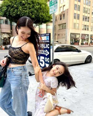 Kuran Instagram - はろー🌞
Brosky jewelry買い付けの為、LAに来てます🇺🇸
娘もGold工場について来てくれて
お手伝いしてくれてます！
いつもありがとう♡
やっぱり夏はGold jewelryが映えるよね！
今回も可愛い新作が沢山なのでお楽しみに！

💙BROSKYからお知らせ💙
周年を記念して全商品の販売を致します！！
7月3日(水)  朝9:00〜、夜21:00〜
⚠️数に限りがありますのでお早めに！！

#紅蘭 
#LosAngeles
#ロサンゼルス
#LA
#買い付け