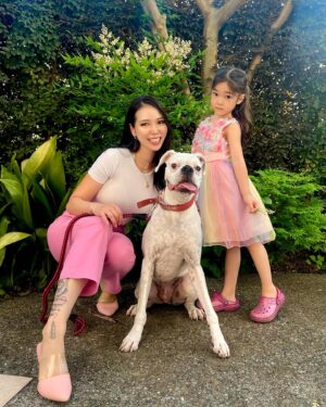Kuran Instagram - family photo👩🏻❤️🐶❤️👧🏻
いつも優しいカーター！！
昔からだけど本当に優しくてジェントルすぎて何考えてるのか知りたい😂

2人が遊んでいる姿を見るのが私の幸せ！

娘といまLA買い付けに向かっています✈️
jewelryリクエストあれば是非！！

🩵BROSKYから発売お知らせ🩵

💙BROSKY美容液
💙BROSKYクレンジングセラム

明日、6月19日(水)
朝9:00〜、夜21:00〜
発売決定！！

※数に限りがありますのでお早めに！

#紅蘭