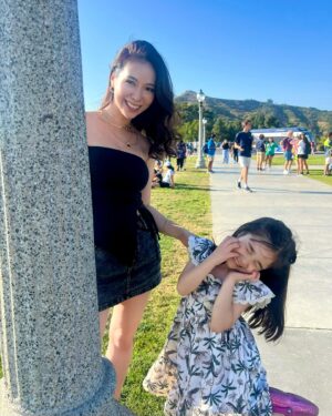 Kuran Instagram - 娘と初のグリフィス天文台🌞
昼間もとっても気持ちよかった！
グリフィスと言えばみんなはなに？😂
トランスフォーマー？ララランド？

遂に明日7月23日(火)
9:00〜、21:00〜
BROSKY美容液✖️ビタミン C ✖ 次世代型
バイオレチノール新美容液が発売！！🍋

私の夏の最強ケア！！BROSKY＋αVC ! !
この子のお陰で紫外線、日焼けが
前ほど怖くなくなった！
日焼けに神経質にならなくなった！
お家に帰ればVCがある安心感。
それって私の中で結構すごいことで
これほど、私に安心感を与えてくれる商品が
できたこと私の心も安定してる
ありがとうVC🍋

これまで販売してきた夏季限定美容液を
がらっと進化させた理由は前の投稿でもお伝えしたけれど、もう一度言わせて！

とにかく夏の紫外線ダメージに特化してつくったので、
期間限定での販売です！

そして、成分上、保存が長くきかないのだけは
許してほしい！

開封後は３か月を目安に使いきり冷蔵保存をお願いします！
未開封の場合は使用期限を守ってご使用ください！
（パッケージ裏面に記載）

私がBROSKY＋αＶＣで特に気に入ってる
成分を紹介するね！

【３－グリセリルアスコルビン酸】
紫外線などから肌を守るために産生されるメラニンは通常はターンオーバーとともに肌の表面に移動して垢となって剥がれ落ちるのだけど
過剰につくられたメラニンがターンオーバーとともに排出されず、シミとなって肌に残ってしまうことがあります。
それに対して活動してくれるビタミンＣ誘導体！
メラニン産⽣抑制、メラニン輸送阻害、メラニンのオートファジーの活性化という3つの作⽤点でブライトニング効果を発揮してくれます！

【ナイアシンアミド】
ビタミン B3と呼ばれるビタミンB群の⼀種。
メラニンの⽣成を抑え、シミを防ぐ効果があります。
トーンアップ効果も⾼く、くすみのない透明感のある肌に導きます。
⾓質層のバリア機能をサポートする働きから、敏感肌との相性がとても良いため、肌質を問わず使用しやすい特徴があります。
また抗酸化作⽤を持つほか、ニキビ予防や肌のうるおいを⾼める効果なども期待できます。
コラーゲンの⽣成を促進する働きを持つため、シワの改善にも効果を発揮します。

【グリチルリチン酸２Ｋ】
痛みや熱、腫れなどの炎症反応を抑制し、過剰な炎症や紅斑を抑える働きがあります。またヒスタミンの放出を抑え、アレルギー反応によるかゆみや痛みを緩和し、敏感肌のバリア機能を改善する効果が期待できます。過剰に分泌された⽪脂による炎症を鎮める作⽤があるので、開き⽑⽳に効果的です。また、紫外線でダメージを受けた肌の炎症を鎮めてくれるため、⽇焼け後のアフターケアにも期待できます。

【グルコノバクター／ハチミツ醗酵液】
ブルガリア産のダマスクローズハチミツを発酵させて得られる成分です。
発酵によってハチミツに本来含まれる保湿作⽤のみならず、グルコン酸が古い⾓質を温和に除去し、代謝を促進。
肌のターンオーバー（新しい⽪膚細胞の⽣まれ変わりのリズム）をサポートすることで、肌を滑らかで透明感のある状態にします 。
古い⾓質をソフトに取り除き、新しい肌細胞の⽣成を助けます。ハチミツが肌に⾃然な保湿効果を提供し、乾燥を防ぐため肌が健康に保たれます。また、肌の⾊素沈着を改善し、肌を明るくし、透明感を増すことが期待できます

⚫︎成分説明に関してはオンラインより引用させていただきました。

⚠️新商品、期間限定商品の為、即完が予想されています。
⚠️ サーバーダウンしてしまう恐れがあります。
そのままお待ち頂くか、
お時間を空けてからアクセスください。
⚠️購入制限を致します。最大1人3個まで。
　
#紅蘭
#brosky美容液
#夏用美容液