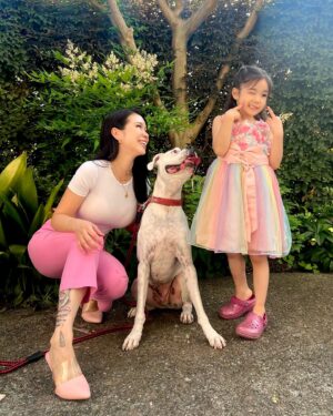 Kuran Instagram - family photo👩🏻❤️🐶❤️👧🏻
いつも優しいカーター！！
昔からだけど本当に優しくてジェントルすぎて何考えてるのか知りたい😂

2人が遊んでいる姿を見るのが私の幸せ！

娘といまLA買い付けに向かっています✈️
jewelryリクエストあれば是非！！

🩵BROSKYから発売お知らせ🩵

💙BROSKY美容液
💙BROSKYクレンジングセラム

明日、6月19日(水)
朝9:00〜、夜21:00〜
発売決定！！

※数に限りがありますのでお早めに！

#紅蘭