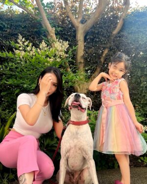 Kuran Instagram - family photo👩🏻❤️🐶❤️👧🏻
いつも優しいカーター！！
昔からだけど本当に優しくてジェントルすぎて何考えてるのか知りたい😂

2人が遊んでいる姿を見るのが私の幸せ！

娘といまLA買い付けに向かっています✈️
jewelryリクエストあれば是非！！

🩵BROSKYから発売お知らせ🩵

💙BROSKY美容液
💙BROSKYクレンジングセラム

明日、6月19日(水)
朝9:00〜、夜21:00〜
発売決定！！

※数に限りがありますのでお早めに！

#紅蘭