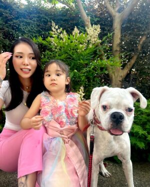 Kuran Instagram - family photo👩🏻❤️🐶❤️👧🏻
いつも優しいカーター！！
昔からだけど本当に優しくてジェントルすぎて何考えてるのか知りたい😂

2人が遊んでいる姿を見るのが私の幸せ！

娘といまLA買い付けに向かっています✈️
jewelryリクエストあれば是非！！

🩵BROSKYから発売お知らせ🩵

💙BROSKY美容液
💙BROSKYクレンジングセラム

明日、6月19日(水)
朝9:00〜、夜21:00〜
発売決定！！

※数に限りがありますのでお早めに！

#紅蘭