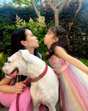 Kuran Instagram - family photo👩🏻❤️🐶❤️👧🏻
いつも優しいカーター！！
昔からだけど本当に優しくてジェントルすぎて何考えてるのか知りたい😂

2人が遊んでいる姿を見るのが私の幸せ！

娘といまLA買い付けに向かっています✈️
jewelryリクエストあれば是非！！

🩵BROSKYから発売お知らせ🩵

💙BROSKY美容液
💙BROSKYクレンジングセラム

明日、6月19日(水)
朝9:00〜、夜21:00〜
発売決定！！

※数に限りがありますのでお早めに！

#紅蘭
