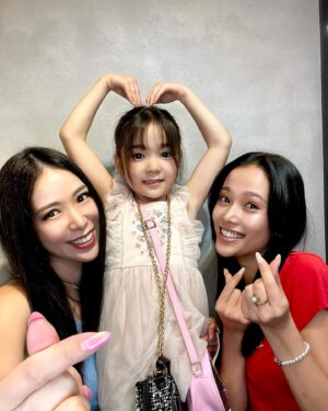 Kuran Instagram - 🫰🏻❤️🫶🏻❤️🫰🏻
娘と妹と3人で美容Day！！
麻有と私は黒髪に戻して
娘はまた前髪綺麗にしてもらった♡
カズさんいつもありがとうございます！！

🫧MOWRAからお知らせ🫧
MOWRAシリーズ発売決定！！
6月7日(金)
12:00〜、21:00〜

▪️洗顔フォーム
▪️フェイス＆ボディ
クリーム
▪️ボディウォッシュ
▪️オリジナルタオル

※数に限りがありますのでお早めに！

#紅蘭
#MOWRA