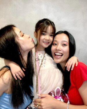 Kuran Instagram - 🫰🏻❤️🫶🏻❤️🫰🏻
娘と妹と3人で美容Day！！
麻有と私は黒髪に戻して
娘はまた前髪綺麗にしてもらった♡
カズさんいつもありがとうございます！！

🫧MOWRAからお知らせ🫧
MOWRAシリーズ発売決定！！
6月7日(金)
12:00〜、21:00〜

▪️洗顔フォーム
▪️フェイス＆ボディ
クリーム
▪️ボディウォッシュ
▪️オリジナルタオル

※数に限りがありますのでお早めに！

#紅蘭
#MOWRA
