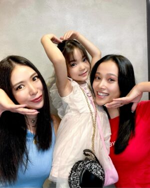 Kuran Instagram - 🫰🏻❤️🫶🏻❤️🫰🏻
娘と妹と3人で美容Day！！
麻有と私は黒髪に戻して
娘はまた前髪綺麗にしてもらった♡
カズさんいつもありがとうございます！！

🫧MOWRAからお知らせ🫧
MOWRAシリーズ発売決定！！
6月7日(金)
12:00〜、21:00〜

▪️洗顔フォーム
▪️フェイス＆ボディ
クリーム
▪️ボディウォッシュ
▪️オリジナルタオル

※数に限りがありますのでお早めに！

#紅蘭
#MOWRA