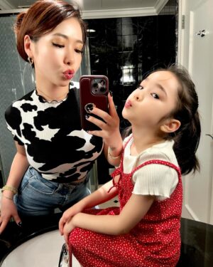 Kuran Instagram - 🫰🏻❤️🫶🏻❤️🫰🏻
娘と妹と3人で美容Day！！
麻有と私は黒髪に戻して
娘はまた前髪綺麗にしてもらった♡
カズさんいつもありがとうございます！！

🫧MOWRAからお知らせ🫧
MOWRAシリーズ発売決定！！
6月7日(金)
12:00〜、21:00〜

▪️洗顔フォーム
▪️フェイス＆ボディ
クリーム
▪️ボディウォッシュ
▪️オリジナルタオル

※数に限りがありますのでお早めに！

#紅蘭
#MOWRA