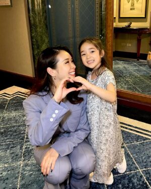 Kuran Instagram - Happy  Mother’s Day 🌹🌹🌹
今年も母の日ママパパとディナーに行けた！
なかなか外にでないママパパを連れ出すのは
一苦労なんです🤣
ご飯して2軒目飲みいって🍷
実家でみんなで踊って歌って…
全員二日酔いw
ママいつもありがとう♡愛してる♡

🩵BROSKYモンスター美容液🩵
純エクソソーム原料55%配合！！

エクソソームセラム
明後日、5月17日(金)
朝9:00〜、夜21:00〜

※即完が予想されています！お早めに！

エイジングケアに特化し、
自宅でてきる最上級のケア！

純エクソソーム原液55%の
凄さを体感していただきたい！

お見逃しなく！！

#紅蘭
#happymothersday
#母の日
#broskyエクソソーム 
#エクソソーム美容液