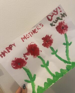 Kuran Instagram - Happy  Mother’s Day 🌹🌹🌹
今年も母の日ママパパとディナーに行けた！
なかなか外にでないママパパを連れ出すのは
一苦労なんです🤣
ご飯して2軒目飲みいって🍷
実家でみんなで踊って歌って…
全員二日酔いw
ママいつもありがとう♡愛してる♡

🩵BROSKYモンスター美容液🩵
純エクソソーム原料55%配合！！

エクソソームセラム
明後日、5月17日(金)
朝9:00〜、夜21:00〜

※即完が予想されています！お早めに！

エイジングケアに特化し、
自宅でてきる最上級のケア！

純エクソソーム原液55%の
凄さを体感していただきたい！

お見逃しなく！！

#紅蘭
#happymothersday
#母の日
#broskyエクソソーム 
#エクソソーム美容液
