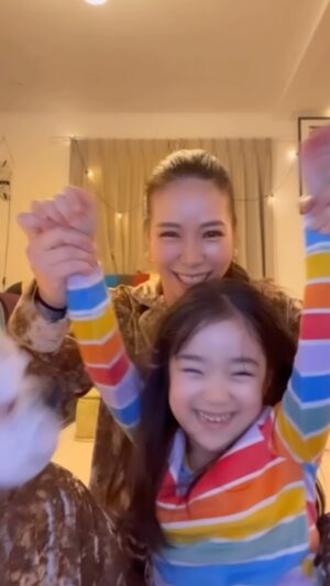 Kuran Instagram - みんなで麻有の誕生日メッセージを撮った！
おめでとうMy Sis❤️DARUMA
#紅蘭
#DARUMA
#darumachallenge 
#親子