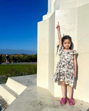 Kuran Instagram - 娘と初のグリフィス天文台🌞
昼間もとっても気持ちよかった！
グリフィスと言えばみんなはなに？😂
トランスフォーマー？ララランド？

遂に明日7月23日(火)
9:00〜、21:00〜
BROSKY美容液✖️ビタミン C ✖ 次世代型
バイオレチノール新美容液が発売！！🍋

私の夏の最強ケア！！BROSKY＋αVC ! !
この子のお陰で紫外線、日焼けが
前ほど怖くなくなった！
日焼けに神経質にならなくなった！
お家に帰ればVCがある安心感。
それって私の中で結構すごいことで
これほど、私に安心感を与えてくれる商品が
できたこと私の心も安定してる
ありがとうVC🍋

これまで販売してきた夏季限定美容液を
がらっと進化させた理由は前の投稿でもお伝えしたけれど、もう一度言わせて！

とにかく夏の紫外線ダメージに特化してつくったので、
期間限定での販売です！

そして、成分上、保存が長くきかないのだけは
許してほしい！

開封後は３か月を目安に使いきり冷蔵保存をお願いします！
未開封の場合は使用期限を守ってご使用ください！
（パッケージ裏面に記載）

私がBROSKY＋αＶＣで特に気に入ってる
成分を紹介するね！

【３－グリセリルアスコルビン酸】
紫外線などから肌を守るために産生されるメラニンは通常はターンオーバーとともに肌の表面に移動して垢となって剥がれ落ちるのだけど
過剰につくられたメラニンがターンオーバーとともに排出されず、シミとなって肌に残ってしまうことがあります。
それに対して活動してくれるビタミンＣ誘導体！
メラニン産⽣抑制、メラニン輸送阻害、メラニンのオートファジーの活性化という3つの作⽤点でブライトニング効果を発揮してくれます！

【ナイアシンアミド】
ビタミン B3と呼ばれるビタミンB群の⼀種。
メラニンの⽣成を抑え、シミを防ぐ効果があります。
トーンアップ効果も⾼く、くすみのない透明感のある肌に導きます。
⾓質層のバリア機能をサポートする働きから、敏感肌との相性がとても良いため、肌質を問わず使用しやすい特徴があります。
また抗酸化作⽤を持つほか、ニキビ予防や肌のうるおいを⾼める効果なども期待できます。
コラーゲンの⽣成を促進する働きを持つため、シワの改善にも効果を発揮します。

【グリチルリチン酸２Ｋ】
痛みや熱、腫れなどの炎症反応を抑制し、過剰な炎症や紅斑を抑える働きがあります。またヒスタミンの放出を抑え、アレルギー反応によるかゆみや痛みを緩和し、敏感肌のバリア機能を改善する効果が期待できます。過剰に分泌された⽪脂による炎症を鎮める作⽤があるので、開き⽑⽳に効果的です。また、紫外線でダメージを受けた肌の炎症を鎮めてくれるため、⽇焼け後のアフターケアにも期待できます。

【グルコノバクター／ハチミツ醗酵液】
ブルガリア産のダマスクローズハチミツを発酵させて得られる成分です。
発酵によってハチミツに本来含まれる保湿作⽤のみならず、グルコン酸が古い⾓質を温和に除去し、代謝を促進。
肌のターンオーバー（新しい⽪膚細胞の⽣まれ変わりのリズム）をサポートすることで、肌を滑らかで透明感のある状態にします 。
古い⾓質をソフトに取り除き、新しい肌細胞の⽣成を助けます。ハチミツが肌に⾃然な保湿効果を提供し、乾燥を防ぐため肌が健康に保たれます。また、肌の⾊素沈着を改善し、肌を明るくし、透明感を増すことが期待できます

⚫︎成分説明に関してはオンラインより引用させていただきました。

⚠️新商品、期間限定商品の為、即完が予想されています。
⚠️ サーバーダウンしてしまう恐れがあります。
そのままお待ち頂くか、
お時間を空けてからアクセスください。
⚠️購入制限を致します。最大1人3個まで。
　
#紅蘭
#brosky美容液
#夏用美容液
