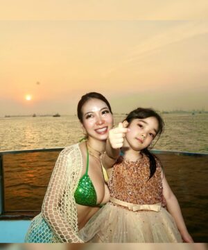 Kuran Instagram - Sunset cruising🧡🧡🧡
綺麗すぎた！癒しの時間….🌅

基本的に休みがない経営者にとっては
起きてる時間はほぼ仕事のことを考えて
しまいがちだけど
未来のことばかりではなく
今を全力で生きる！それってなかなか
難しいんだけど

今を大切に、今を全力で楽しんでやろー！
って気持ちだけでも全然違う！

皆様GWですね！
全力で楽しんでくださいねー♡
えんじょい！！

#紅蘭
#シンガポール
#Singapore