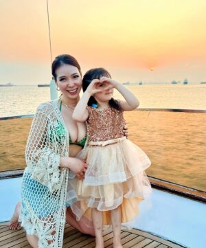 Kuran Instagram - Sunset cruising🧡🧡🧡
綺麗すぎた！癒しの時間….🌅

基本的に休みがない経営者にとっては
起きてる時間はほぼ仕事のことを考えて
しまいがちだけど
未来のことばかりではなく
今を全力で生きる！それってなかなか
難しいんだけど

今を大切に、今を全力で楽しんでやろー！
って気持ちだけでも全然違う！

皆様GWですね！
全力で楽しんでくださいねー♡
えんじょい！！

#紅蘭
#シンガポール
#Singapore
