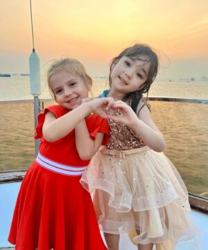 Kuran Instagram - Sunset cruising🧡🧡🧡
綺麗すぎた！癒しの時間….🌅

基本的に休みがない経営者にとっては
起きてる時間はほぼ仕事のことを考えて
しまいがちだけど
未来のことばかりではなく
今を全力で生きる！それってなかなか
難しいんだけど

今を大切に、今を全力で楽しんでやろー！
って気持ちだけでも全然違う！

皆様GWですね！
全力で楽しんでくださいねー♡
えんじょい！！

#紅蘭
#シンガポール
#Singapore