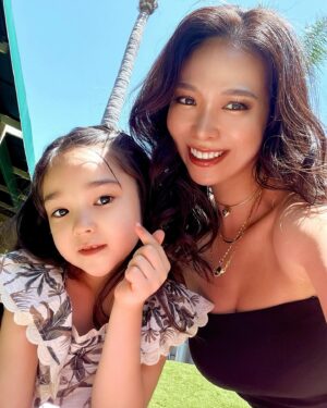 Kuran Instagram - カリフォルニアの日差しが強すぎて
しっかり日焼けしました🌞
紫外線が強いこの季節やっと発表できます！
BROSKY＋α VC🍋来週発売！！

BROSKY美容液✖️ビタミン C ✖ 
次世代型バイオレチノール美容液が誕生🍊

こちらが完成してから
私自身、日焼けすることを恐れなくなりました
日焼けをしても＋α VCがある安心感がすごい！！

初めて夏用限定美容液が発売されてから
3年が経ち、3年前より一層強い日差しが気になるようになりました！

今年はさらに紫外線によるダメージ肌、夏の乾燥に特化した
美容液を皆様にお届けしたいと思い開発しました🍋

なるべくダメージを受けないように
シミ・シワになりにくいようにと
夏に欠かせない最強美容液を開発すると決めてから、
今に至ります🍊

そんな紫外線や夏の乾燥による
肌ダメージへ向けた
BROSKY＋α VCを是非皆様にもお試し頂きたいです！

５０％高配合のBROSKY 独⾃原料 『ヒト(サイタイ⾎/間葉系)幹細胞順化培養液』はもちろん！

贅沢にたっぷりとビタミンC を配合！
そして今回なんと
次世代型バイオレチノール配合！

肌に浸透しやすいビタミンC誘導体、 
バリア機能をサポートする３種のセラミドや
数多くの保湿成分、植物由来の美容成分、
次世代型バイオレチノールを組み合わせた贅沢な美容液になります！

【次世代型バイオレチノール とは】
次世代型バイオレチノールは
肌のキメを整え明るい印象へと導き
気になる目もと口もとの年齢サインにアプローチします。
クロレラから特定成分を大量に抽出し、レチノール・バクチオールを上回る効果を実現した
最先端のバイオレチノール原料です。

レチノールは高い有効性がある一方で
かゆみや赤みなどの刺激を感じやすいとも言われておりますがBROSKY ＋α VC に使⽤した原料の次世代型バイオレチノールはレチノールのメカニズムに着⽬し
肌刺激のリスクを極限にまで下げることが可能となりました。
美と芸術の都市バルセロナで培養されたクロレラから作られたレチノール代替であり、安定した品質・供給を実現しています。

今回の夏用美容液は保湿成分もたっぷりと配合した為、
テクスチャはサラッとしているけど
もっちりしっとりと、しっかり夏の乾燥を防いでくれます！

🍋BROSKY＋α VC（期間限定）発売決定🍋

▪️7月23日(火) 9:00〜、21:00〜

※期間限定商品の為、数に限りがあります！
※即完売が予想されます！ご購入はお早めに！
※サーバーがダウンしてしまう恐れがあります。

⚠️購入制限をいたします。1人最大3個まで⚠️

お見逃しなく🍋

詳しい成分などはまた投稿やストーリーでお話しいたします！

#紅蘭
#brosky美容液