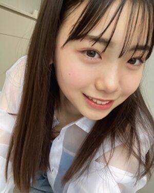 Kurumi Inagaki Instagram - .
ニコラ7・8月合併号のオフショットです。
.
挑戦したいお洋服を着せてもらえたり
可愛くお化粧もしてもらえて幸せです。
まつ毛もぐぐんと上がってます💜
.
.
学校では中間テストが終わりましたっ😊！
.
雨も上がったので
どこかに行きたい気分ですっ✨
.
.
今、1番行きたいところは
サモエドちゃんカフェですっ🫧
.
.
.
#ニコラ #nicola #ニコモ 
#稲垣来泉 #sjc