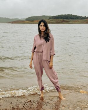 Kushee Ravi Instagram - Back to backwaters , where serenity flows 🌿
.
.
.
Pc : @thewalker_photography 
.
.
#dia #actor #actorslife #kannada #films #filmindustry #water #backwaters