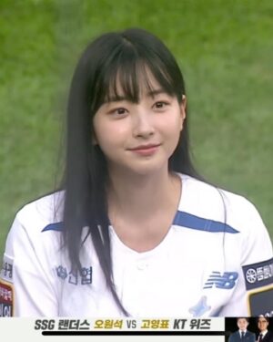 Kwon Ah-reum Instagram - 승리의 요정🧚‍♀️ 만들어주신 kt wiz 선수분들 정말 감사합니다!!
덕분에 신나게 응원하고 갑니다!
Kt wiz 2연승 가자고!!!

ssg선수분들도 비오는데 고생하셨어요🙌🏻