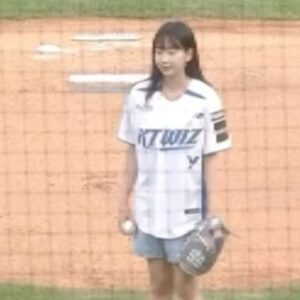 Kwon Ah-reum Instagram - 승리의 요정🧚‍♀️ 만들어주신 kt wiz 선수분들 정말 감사합니다!!
덕분에 신나게 응원하고 갑니다!
Kt wiz 2연승 가자고!!!

ssg선수분들도 비오는데 고생하셨어요🙌🏻