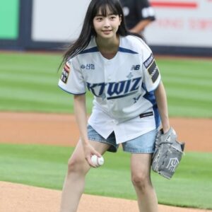 Kwon Ah-reum Instagram - 승리의 요정🧚‍♀️ 만들어주신 kt wiz 선수분들 정말 감사합니다!!
덕분에 신나게 응원하고 갑니다!
Kt wiz 2연승 가자고!!!

ssg선수분들도 비오는데 고생하셨어요🙌🏻
