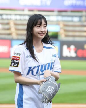 Kwon Ah-reum Instagram - 승리의 요정🧚‍♀️ 만들어주신 kt wiz 선수분들 정말 감사합니다!!
덕분에 신나게 응원하고 갑니다!
Kt wiz 2연승 가자고!!!

ssg선수분들도 비오는데 고생하셨어요🙌🏻