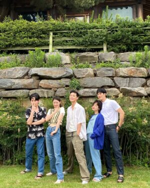 Kwon Na-ra Instagram - 아직... 청춘이야😎🖤
#청춘mt