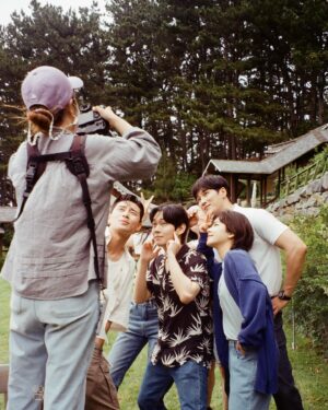 Kwon Na-ra Instagram - 아직... 청춘이야😎🖤
#청춘mt