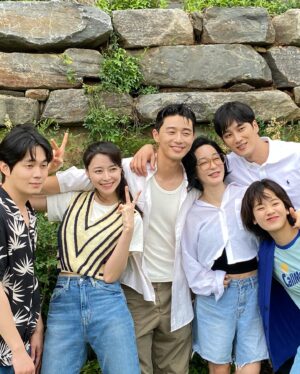 Kwon Na-ra Instagram - 아직... 청춘이야😎🖤
#청춘mt