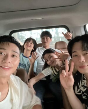 Kwon Na-ra Instagram - 아직... 청춘이야😎🖤
#청춘mt