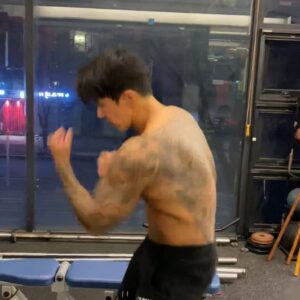 Kwon Tae-ho Instagram - Turn on the sound
볼륨 업!! 이거 가능 한사람, 가능할거 같은 사람들 태그해봐요
 복싱이나 격투기쪽 선수들은 
다 하시겠쥬??? 다들 도전!!!!
가능할거같은 다음주자는 ??
@jihoonkim_ateam 
@rico_9c
@physique_june 
보여줘~~~!!!!
#복싱 #격투기 #원펀치쓰리강냉이 #펀치 #boxing #karate #tattoo #tattoos #타투 #문신 #나이키 #nike #엠부쉬