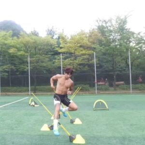 Kwon Tae-ho Instagram - 모든운동은 재능과 경험만으로는 높은 성과를 낼수없습니다.
많은사람들이 재능은 넘치지만 실전에서 
실패하는대는 이유가있습니다.
진짜 강인한 정신력 없이는 목표한 성과를 낼 확률이 확실히 낮아집니다.
제가 생각하는 정신력은 육체를 지배하고 육체는 행동을 지배하고 행동은 성공을 결정합니다. 
1긍정적 신념  2.승리를 향한 열망 3.실패를 바라보는태도 
이세가지만있어도 결과는바뀝니다.
이날 진짜 정신력으로 문홍이랑 약속지키러간날.
머리깨질듯이 아침까지술먹다 옷만갈아입고 가서 촬영한날...사실 새볔에 홍이연락와서 잊고있다 약속지키러 촬영간날 덕분에 잔디에 피자구울뻔했지만 결과는 아주아주만족 홍아 형 k3진출가즈아 ㅋㅋㅋ
그나저나 덤블링 왜저모양이야... 너무안했더니 ...
머든 안하면 녹슬어
@__moondog #공만보면뛰는나는개과 #개과
#축구 #soccer #football #training #문도그 #문홍 #권태호 #소림축구 #액션맨 #만취 #풋살 #호나우딩요 #네이마르 #메시 #살라 #가레스베일 #에투 #이브라모비치 #달리기함붙자