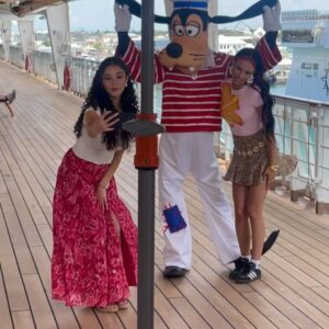 Kylie Cantrall Instagram - Red & Bluey on a boattt❤️🩵🛳️🌊🌊🌊 @disneycruiseline