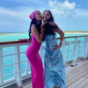 Kylie Cantrall Instagram - Red & Bluey on a boattt❤️🩵🛳️🌊🌊🌊 @disneycruiseline