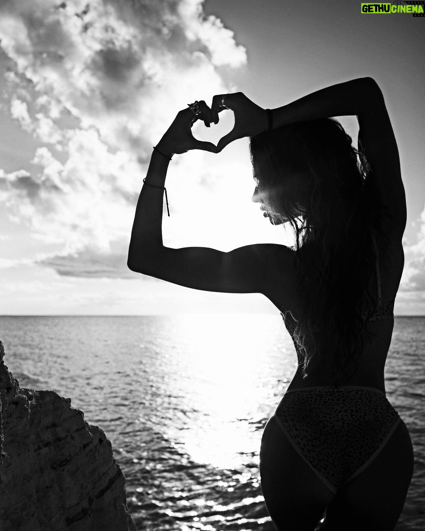 Kylie Shea - 12.8K Likes - love is .
xxx 🥀 ooo
📷 @leica_camera self-portrait series
#kylieshea
#pointechronicles
#leica #monochrome
#saveyourtearsforthestage