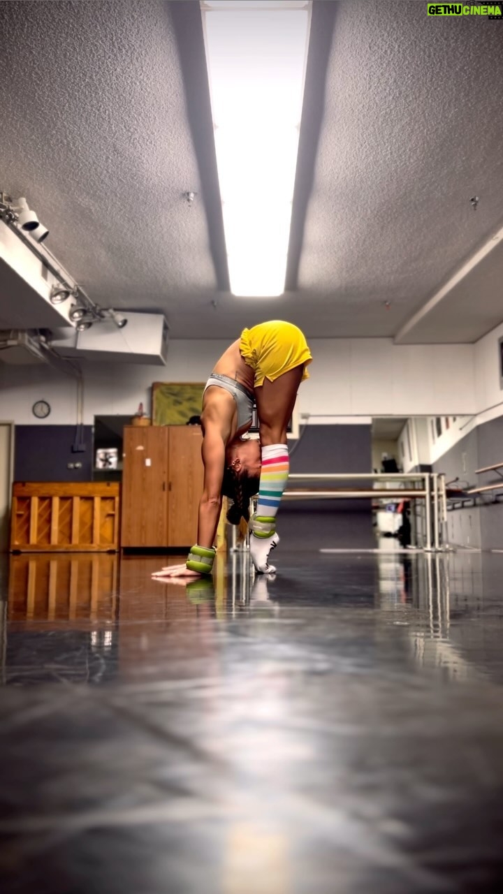 Kylie Shea - 23K Likes - 12123 • discipline > motivation
@pointechronicles I practice many variations of this warmup depending on the day, the music, the vibe, & the energy I need to conjure up to keep pushing myself in training. It’s working most everything, body & mind, especially with the goal of keeping it as calm & smooth as possible. Hope it helps. Sending love. Always 🩰 xxxooo
🎶 @radiohead The National Anthem