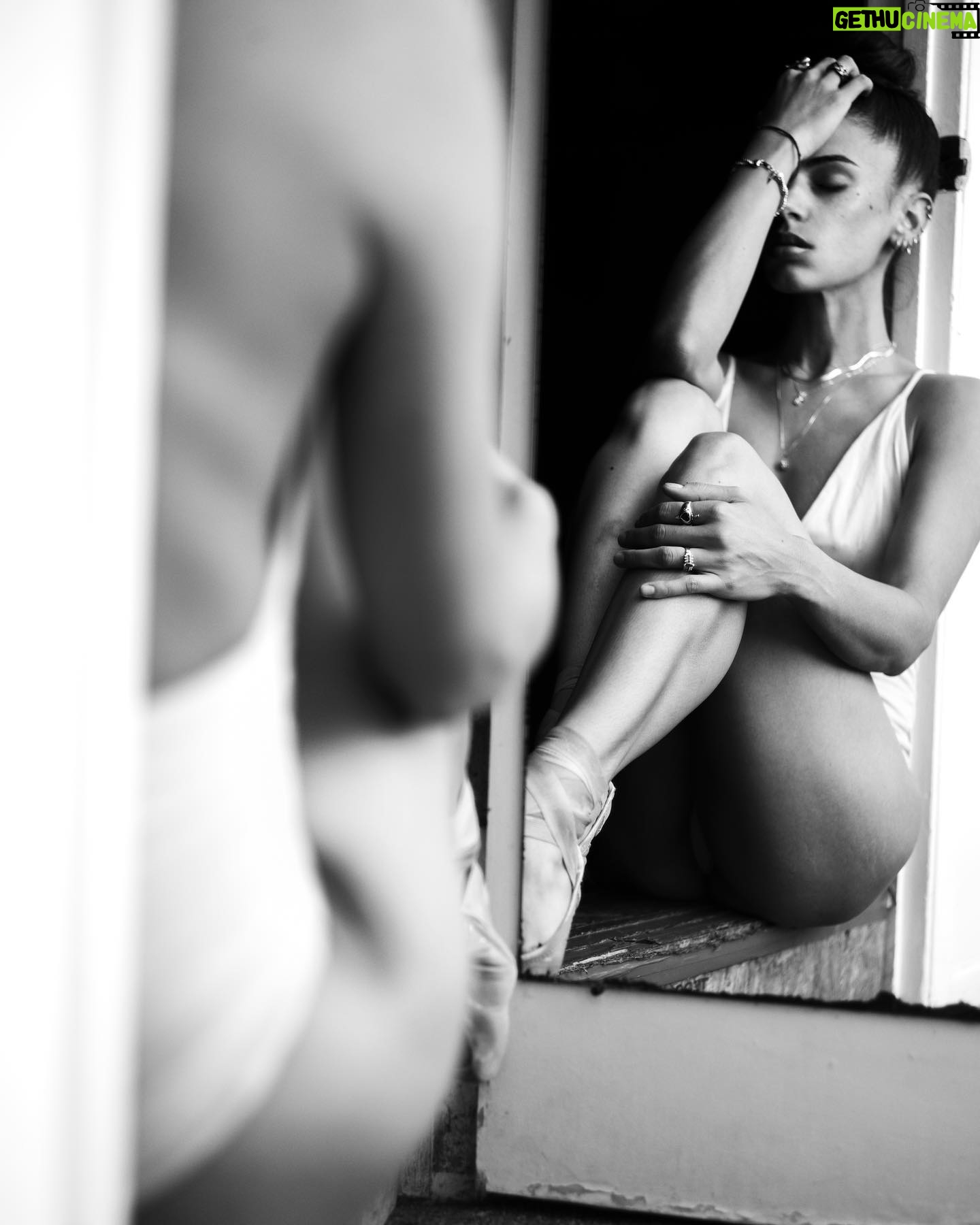 Kylie Shea - 12.2K Likes - 88XXII
@leica_camera self-portrait series
love . always . xxx o o o
#kylieshea
#leica #monochrome
#pointechronicles